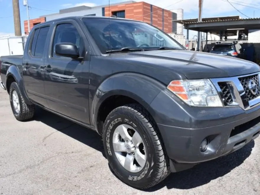 2013 Nissan Frontier SV Crew Cab photo 1