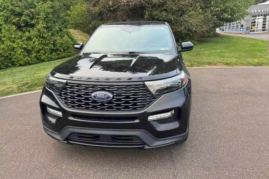 2022 Ford Explorer ST-Line photo 1
