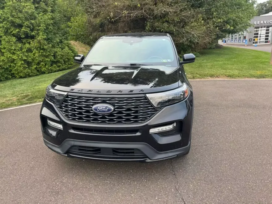2022 Ford Explorer ST-Line photo 1