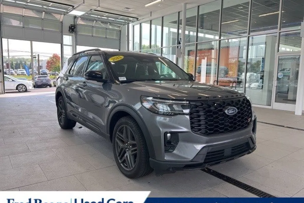 2025 Ford Explorer ST photo 1