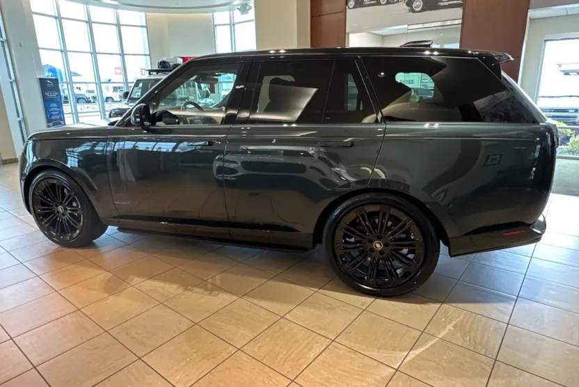 2025 Land Rover Range Rover SE photo 1