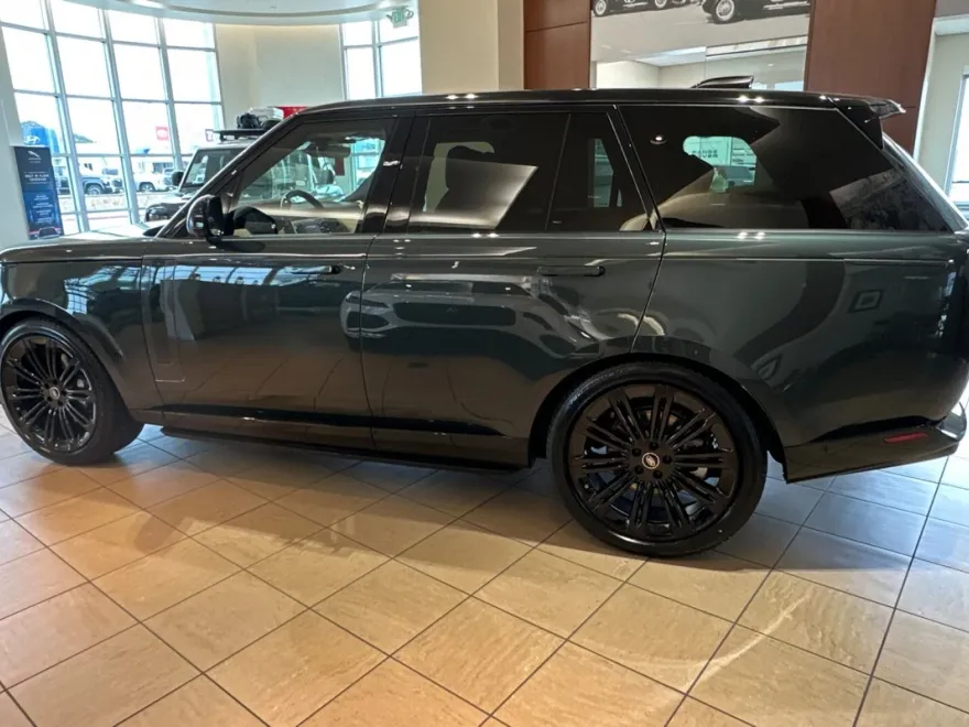 2025 Land Rover Range Rover SE photo 1