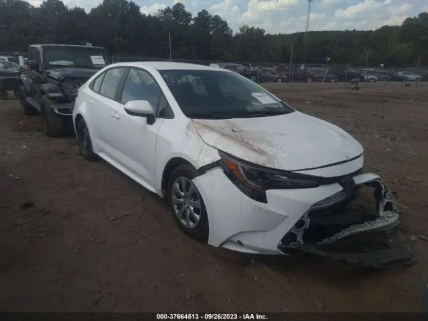 2022 Toyota Corolla LE photo 1
