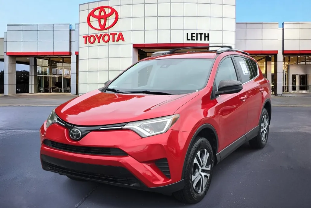 2017 Toyota RAV4 LE photo 1