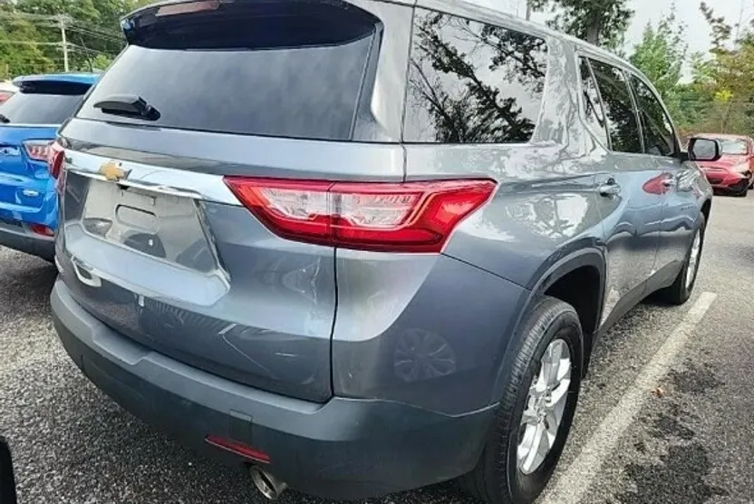 2021 Chevrolet Traverse LS photo 1