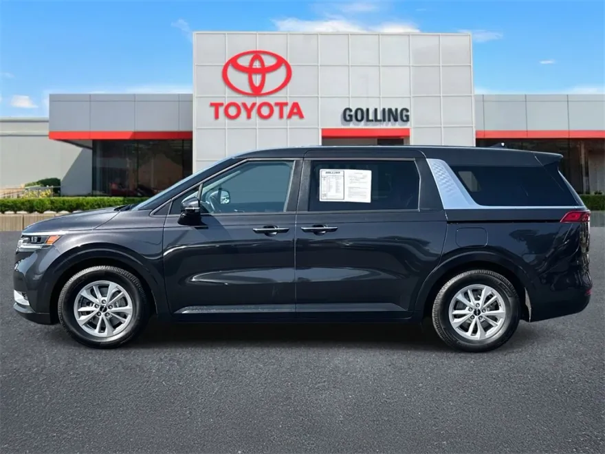 2023 Kia Carnival LX photo 1