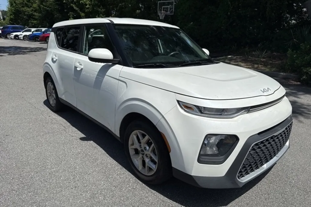 2022 Kia Soul LX photo 1
