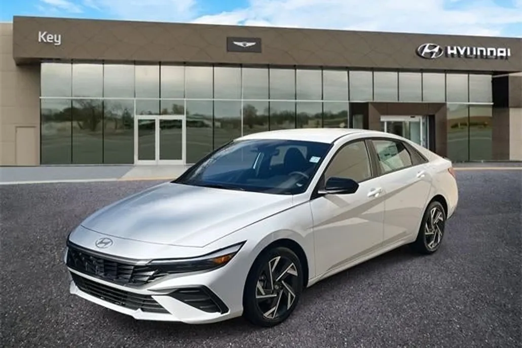 2025 Hyundai Elantra SEL Sport photo 1