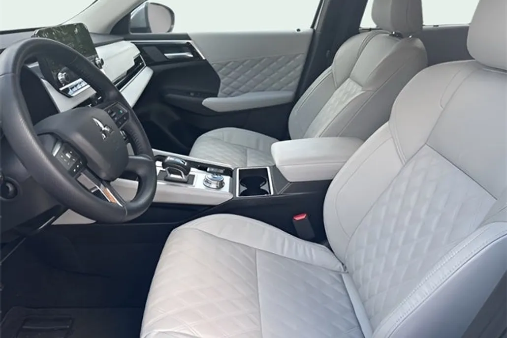 2024 Mitsubishi Outlander SEL photo 1