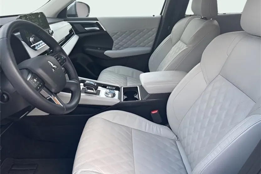 2024 Mitsubishi Outlander SEL photo 1