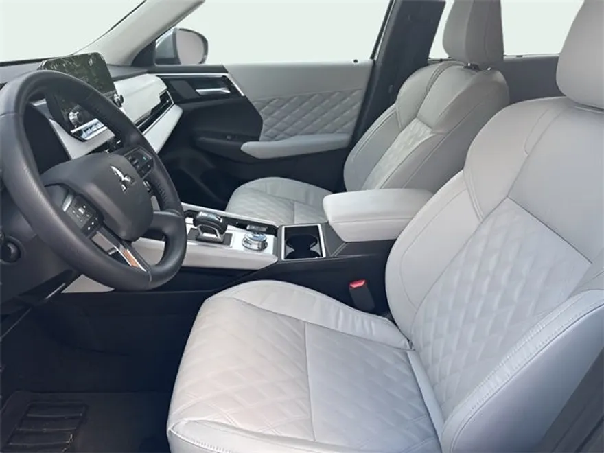 2024 Mitsubishi Outlander SEL photo 1