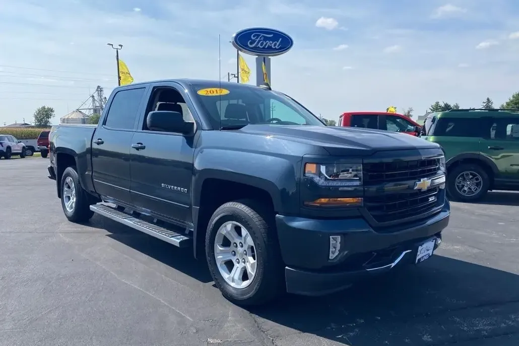 2017 Chevrolet Silverado 1500 LT2 photo 1