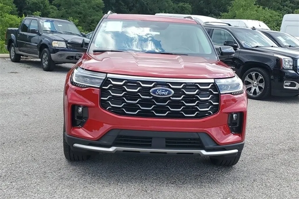 2025 Ford Explorer Platinum photo 1