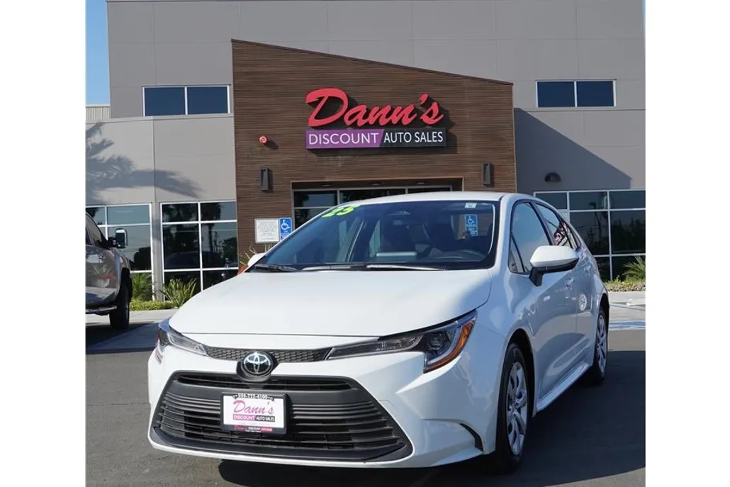 2025 Toyota Corolla LE photo 1