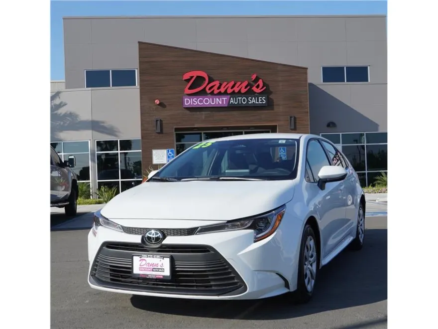 2025 Toyota Corolla LE photo 1