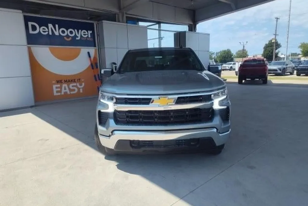 2026 Chevrolet Silverado 1500 LT photo 1