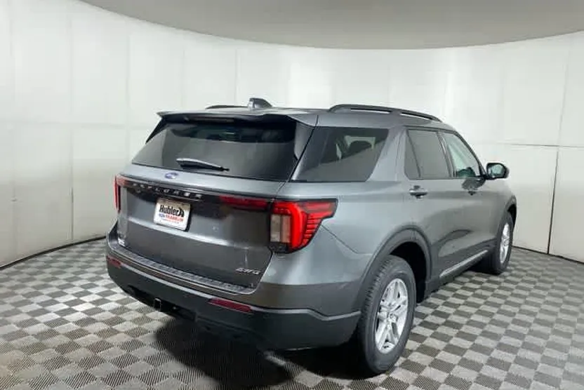 2025 Ford Explorer photo 1
