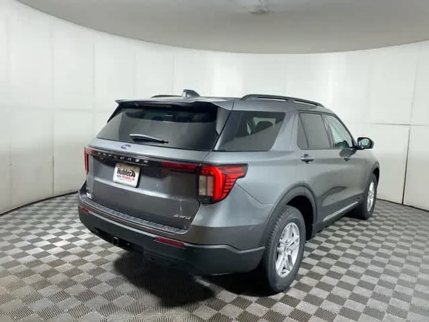 2025 Ford Explorer photo 1