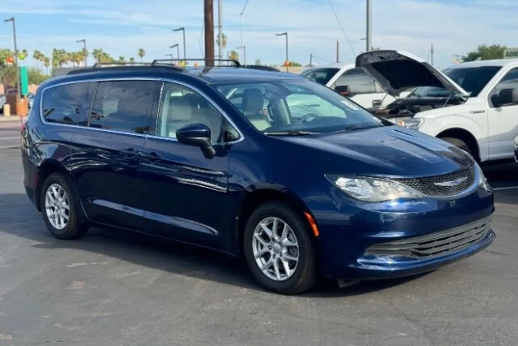 2020 Chrysler Voyager LXi photo 1