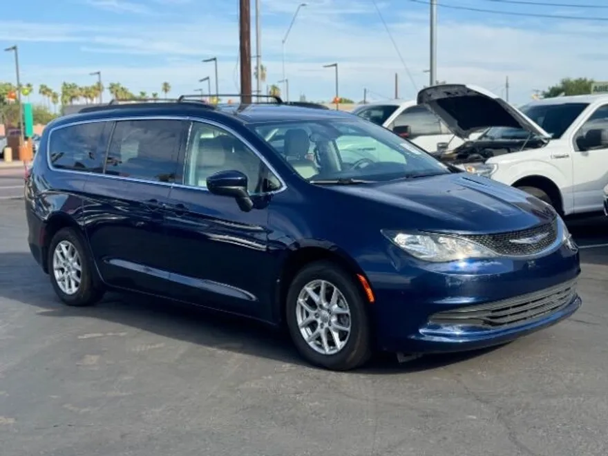 2020 Chrysler Voyager LXi photo 1