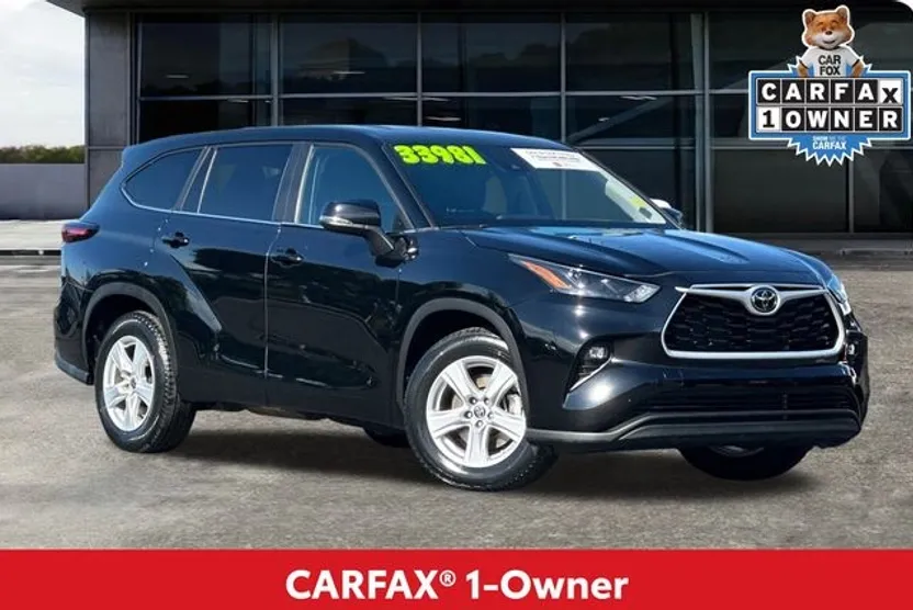 2024 Toyota Highlander LE photo 1