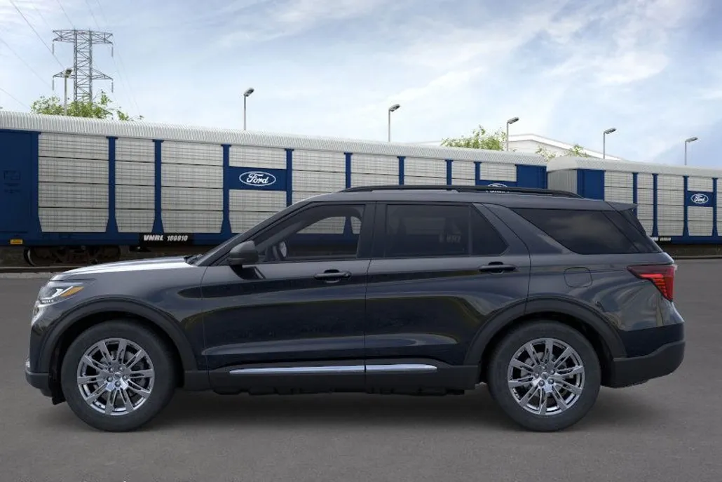 2025 Ford Explorer photo 1