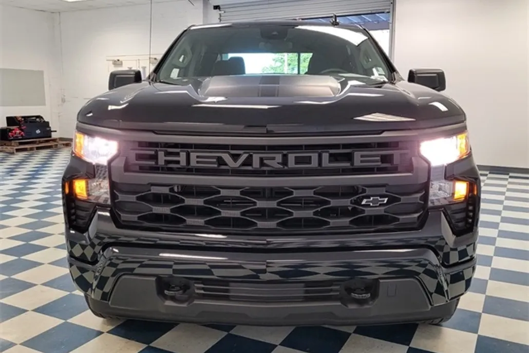 2025 Chevrolet Silverado 1500 Custom photo 1