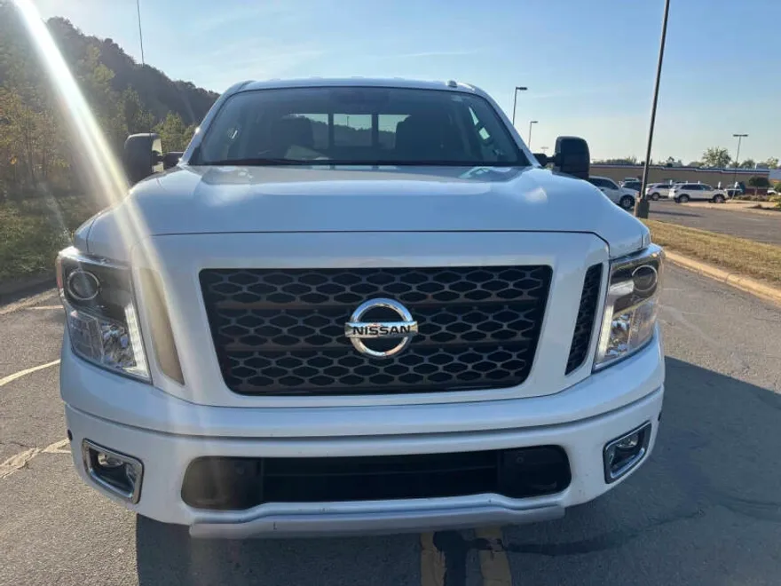 2018 Nissan Titan PRO-4X photo 1