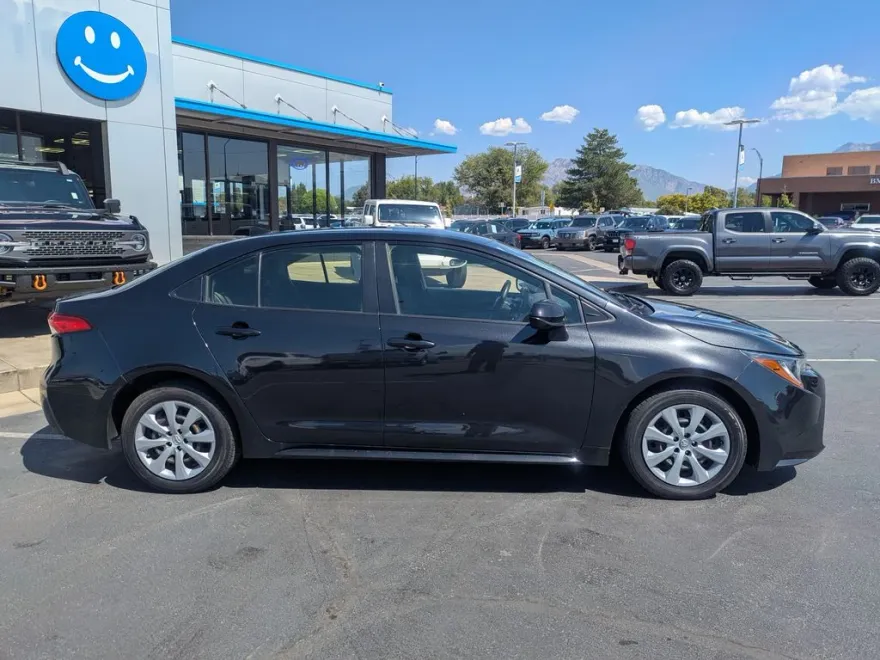 2022 Toyota Corolla LE photo 1