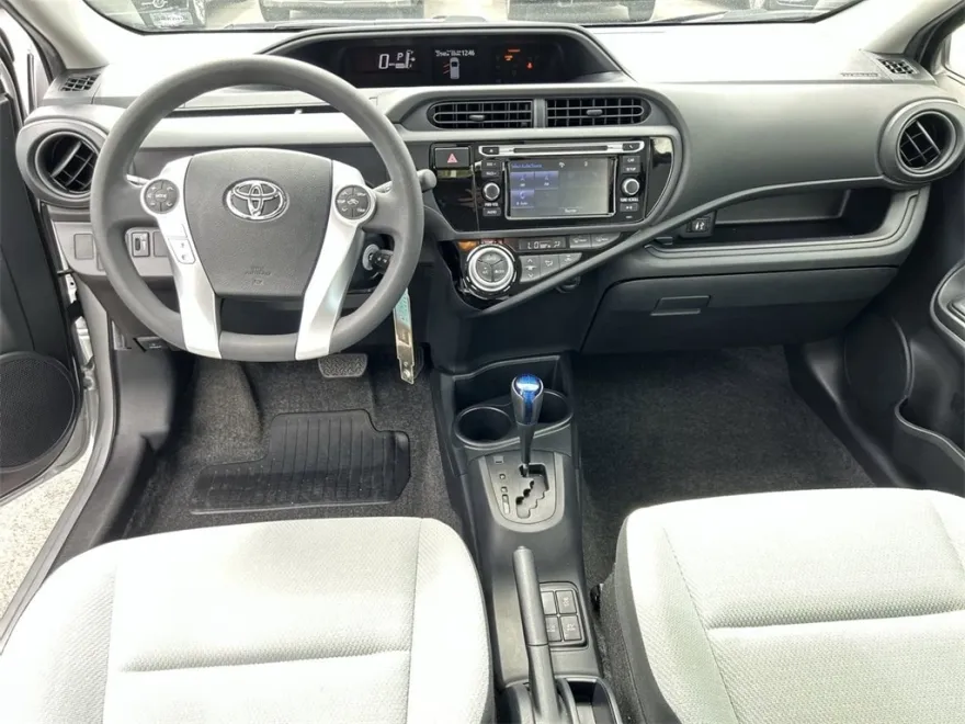 2016 Toyota Prius C One photo 1