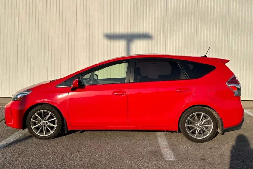 2017 Toyota Prius V Five photo 1