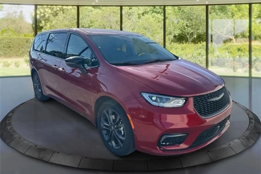 2026 Chrysler Pacifica photo 1