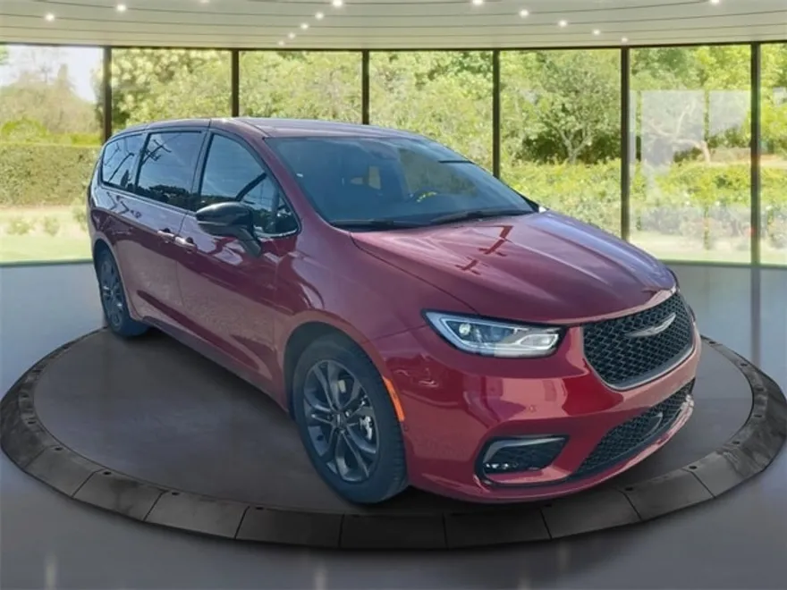 2026 Chrysler Pacifica photo 1