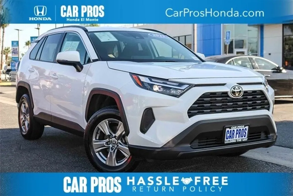 2023 Toyota RAV4 XLE photo 1