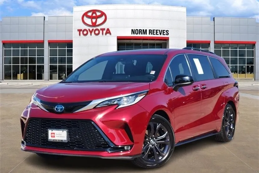 2022 Toyota Sienna XSE photo 1