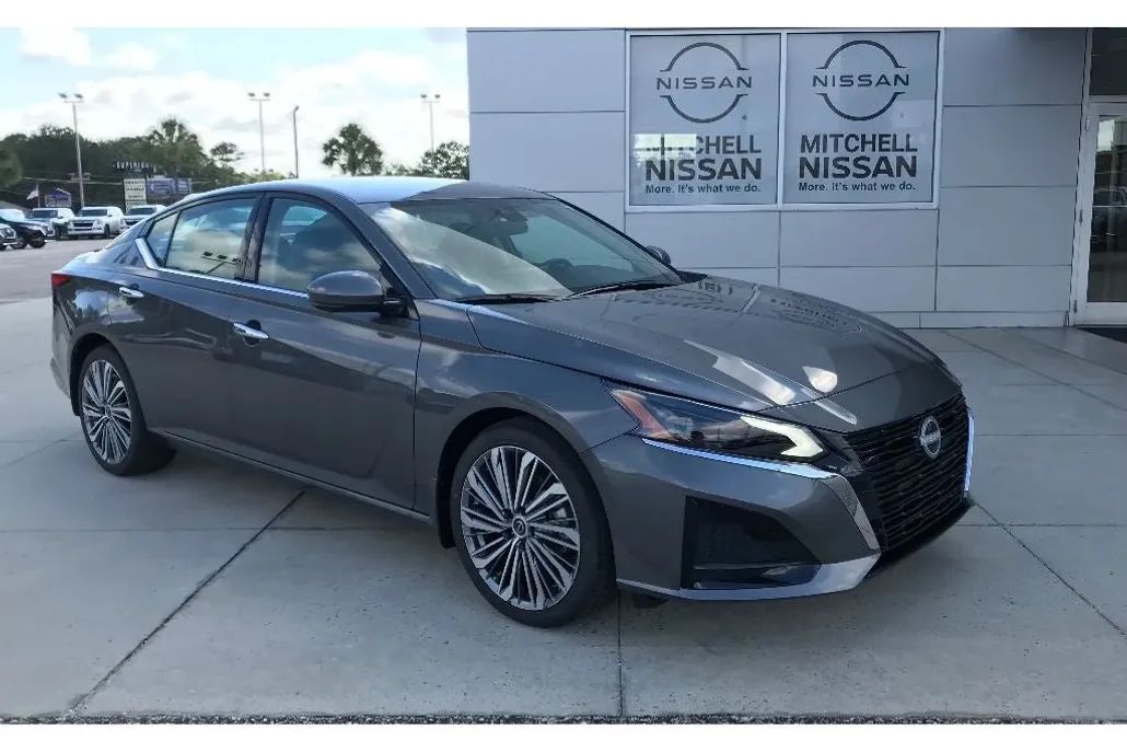 2025 Nissan Altima SL photo 1