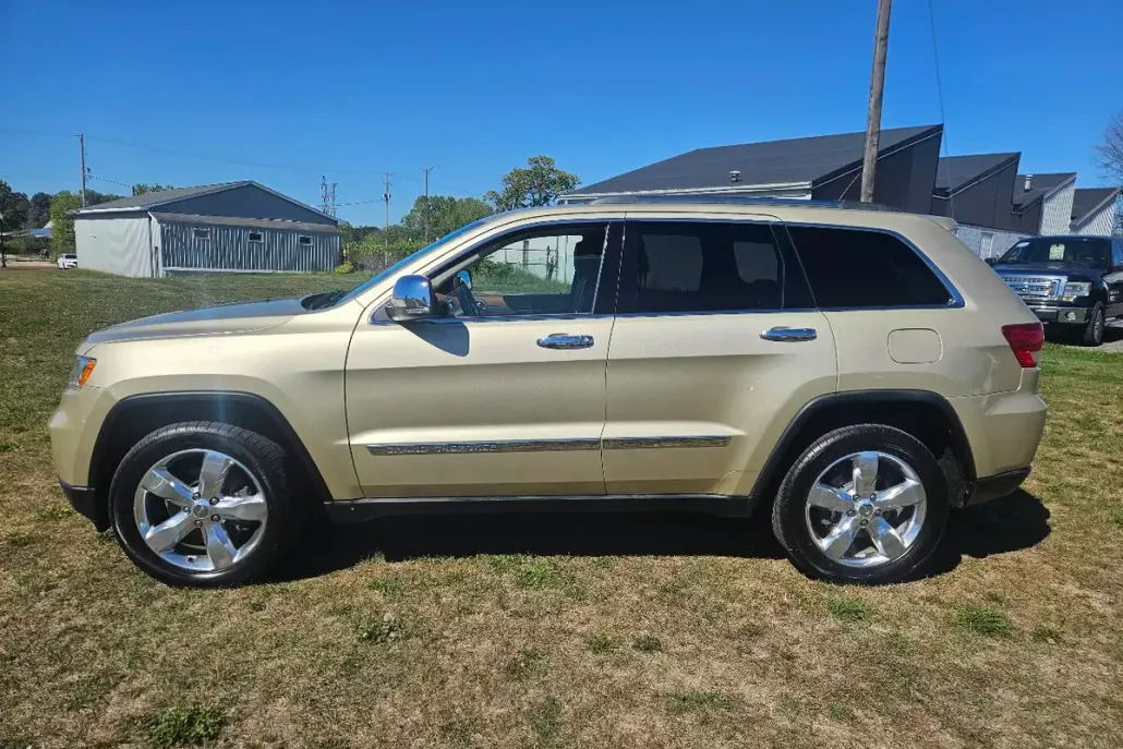 2011 Jeep Grand Cherokee Overland Summit photo 1