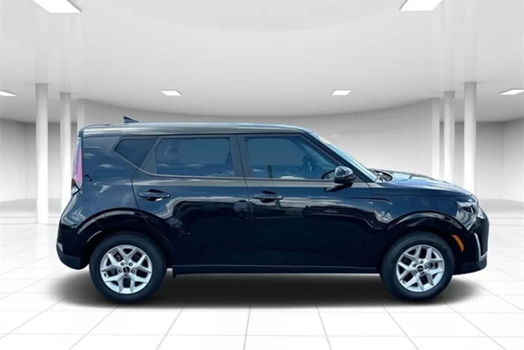 2023 Kia Soul LX photo 1