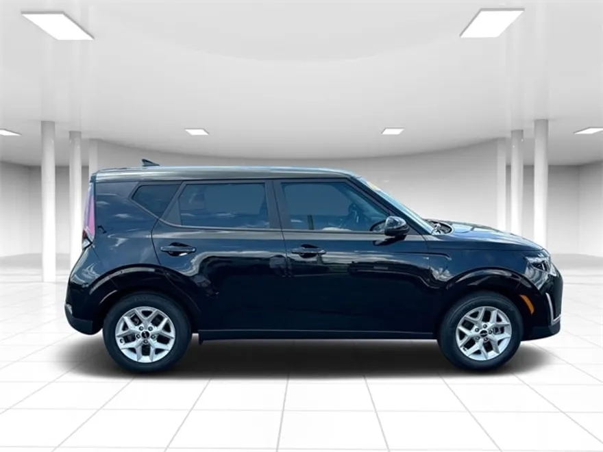 2023 Kia Soul LX photo 1