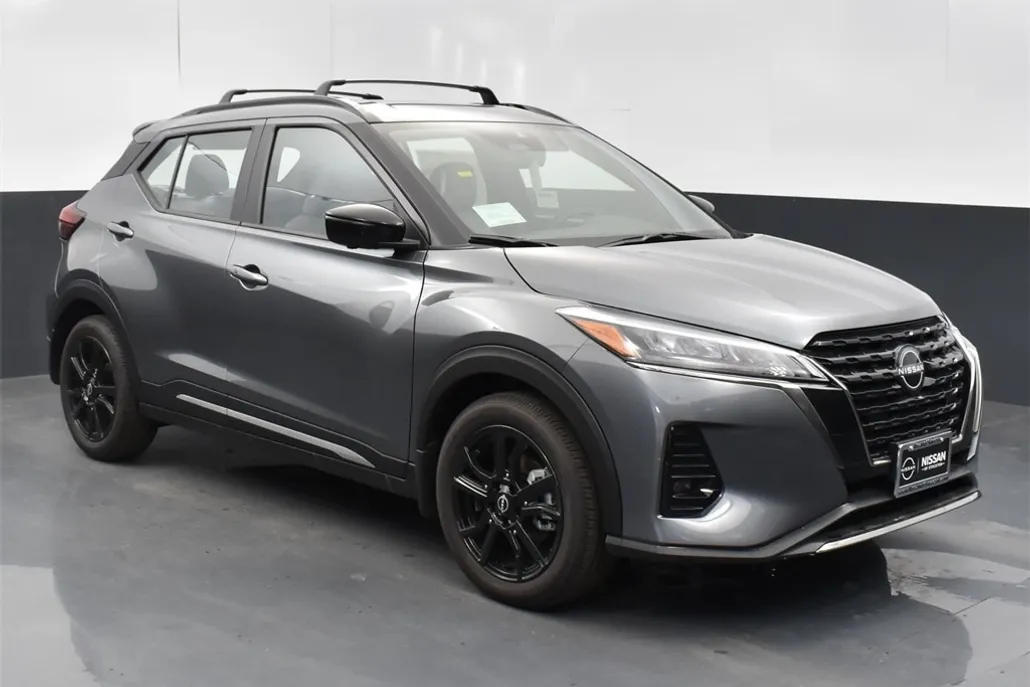 2023 Nissan Kicks SR photo 1