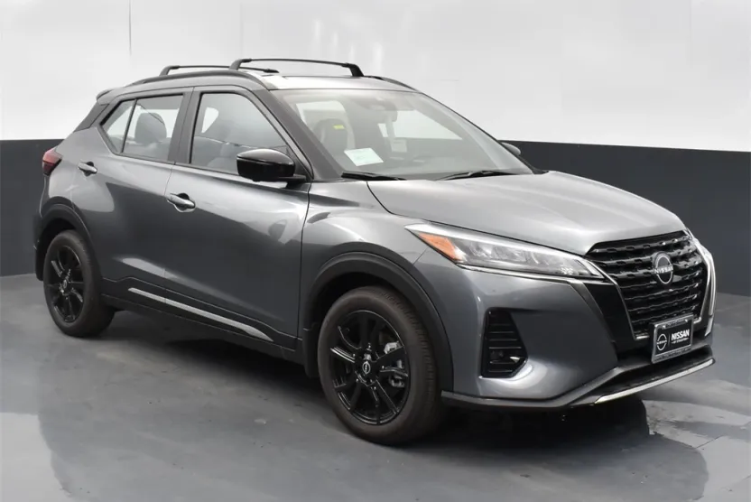 2023 Nissan Kicks SR photo 1