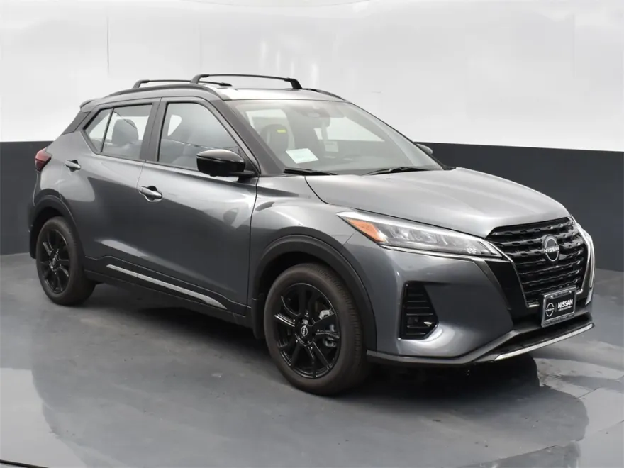 2023 Nissan Kicks SR photo 1