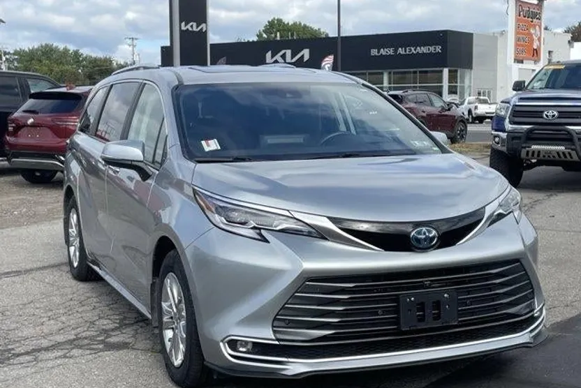 2023 Toyota Sienna Platinum photo 1