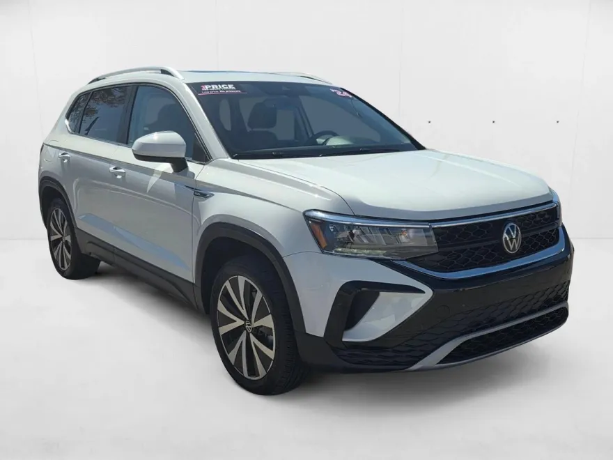 2024 Volkswagen Taos SE photo 1