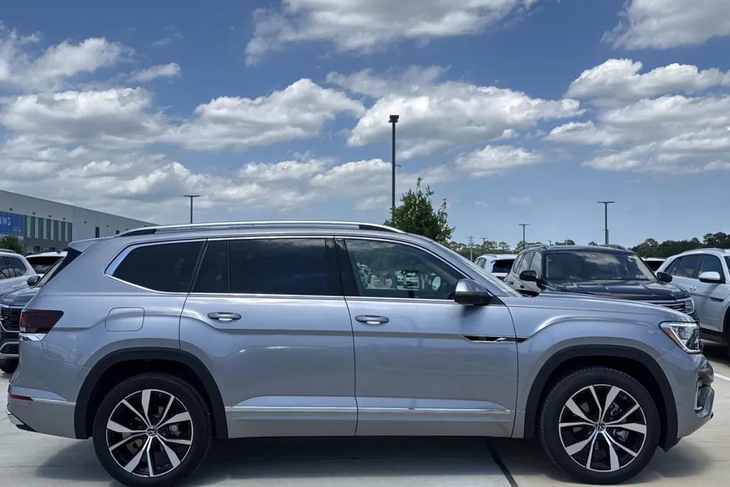 2025 Volkswagen Atlas SEL Premium R-Line photo 1
