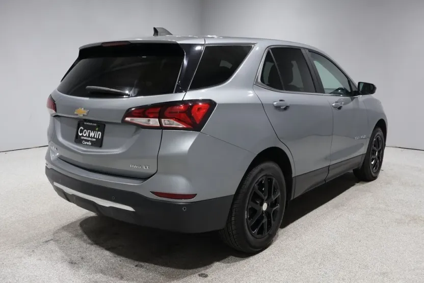 2023 Chevrolet Equinox LT photo 1