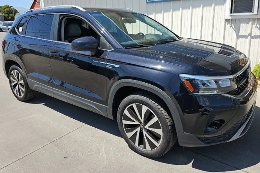 2022 Volkswagen Taos SE photo 1