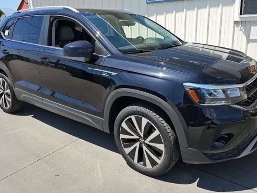 2022 Volkswagen Taos SE photo 1