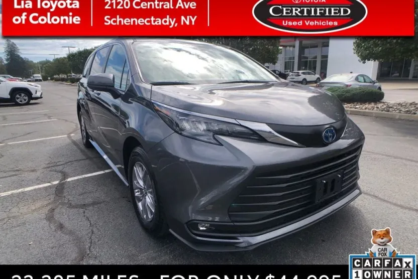 2025 Toyota Sienna XLE photo 1