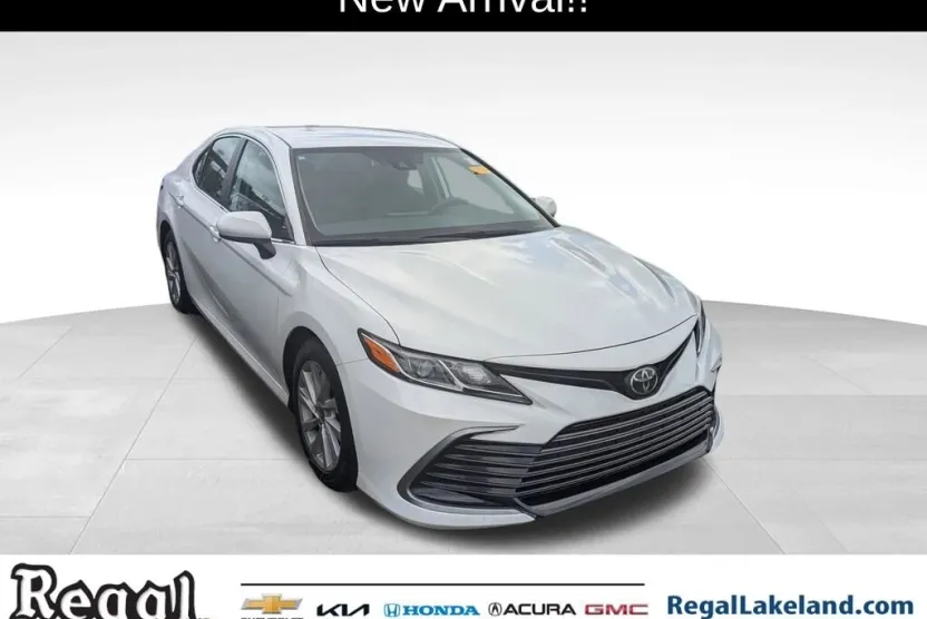 2022 Toyota Camry LE photo 1